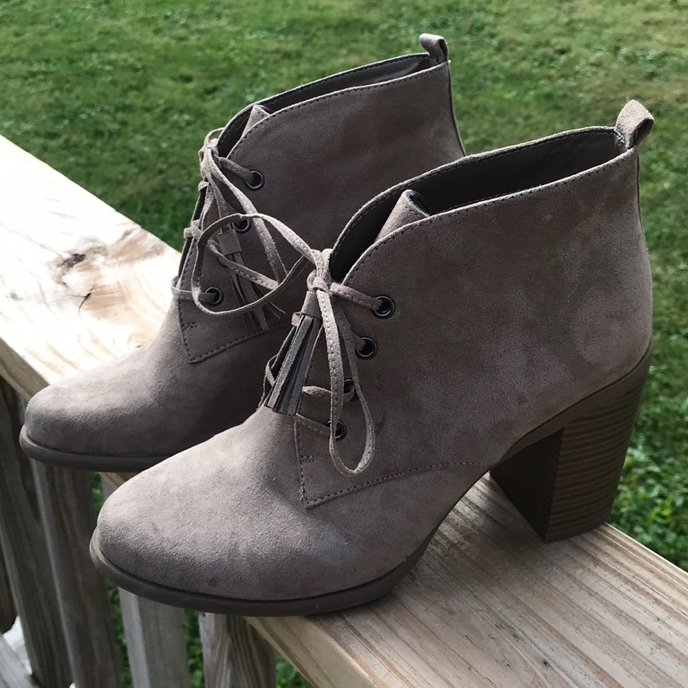 A.n.a booties size 7.5 like new great with jeans and the cooler weather